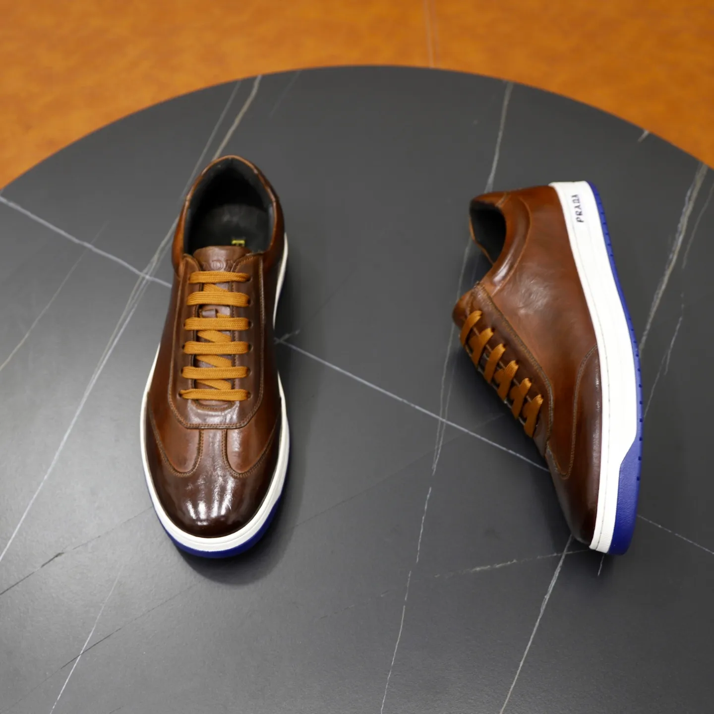 Factory price: 💰640 Prada classic men’s lace-up casual shoes | Imported cowhide upper | Upper stitching layered design, light and breathable | Soft and comfortable | Decorated with PRADA letters on the side | Distinctive sports style, showing the brand style | Lightweight concave and convex pattern rubber soles | Matched with cowhide foot pad lining | Excellent foot feel, fashionable and elegant | Size: 38-44 (45 customized)